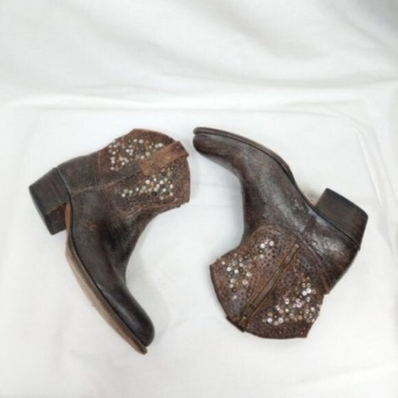 Frye Leather Deborah Short Studded Distressed Booties 6.5 - Picture 3 of 8